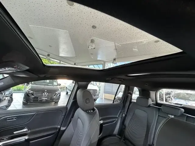 Mercedes-Benz GLB 220