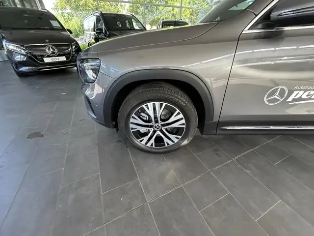 Mercedes-Benz GLB 220