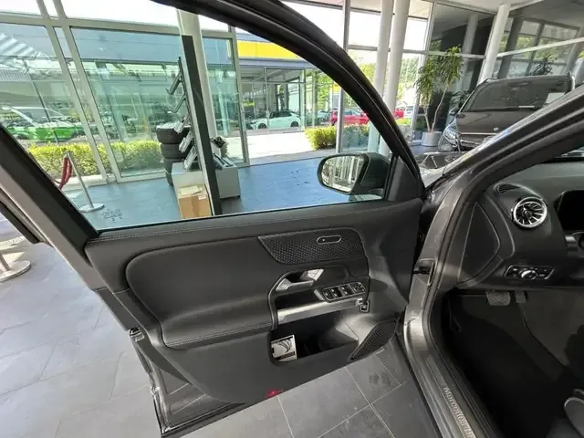 Mercedes-Benz GLB 220