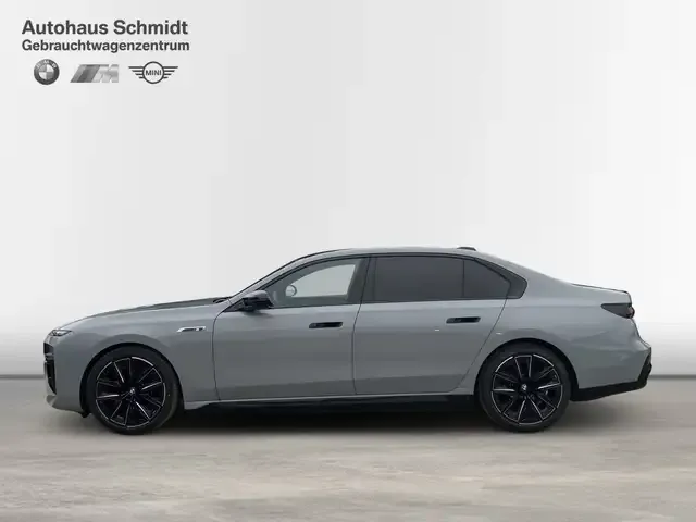 BMW i7