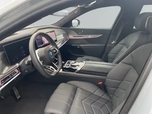 BMW i7