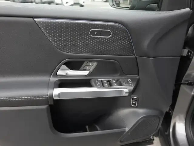 Mercedes-Benz GLB 220