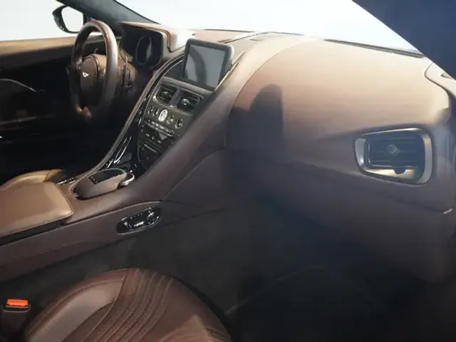 Aston Martin DB11
