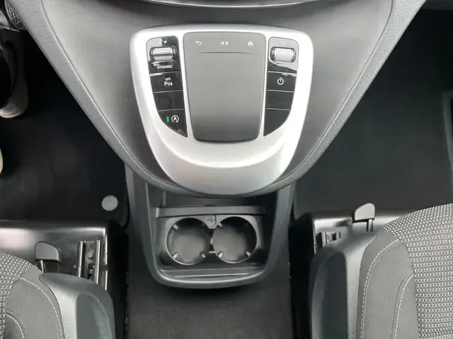 Mercedes-Benz V 220