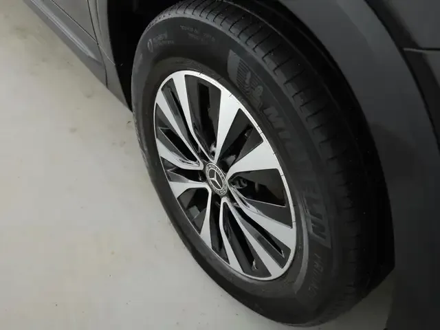 Mercedes-Benz GLB 220