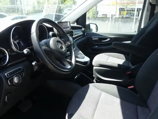 Mercedes-Benz V 220