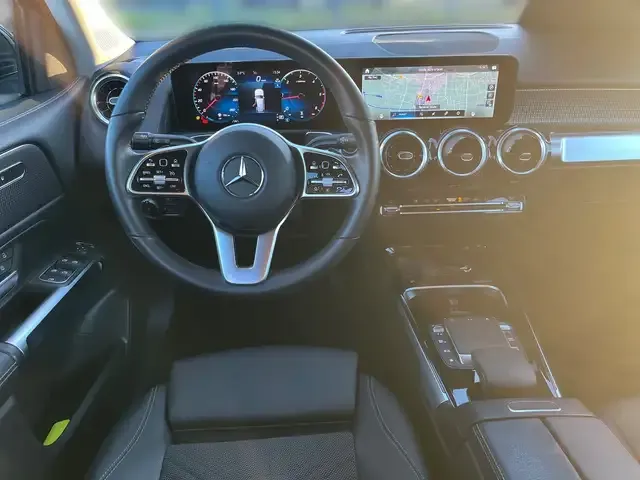 Mercedes-Benz GLB 220