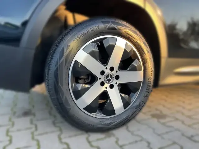 Mercedes-Benz GLB 220