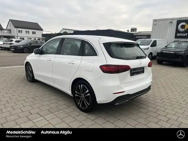 Mercedes-Benz B 180