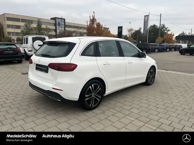 Mercedes-Benz B 180