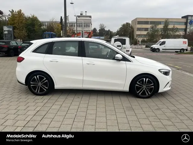 Mercedes-Benz B 180