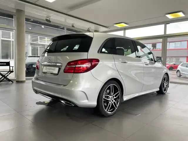 Mercedes-Benz B 180