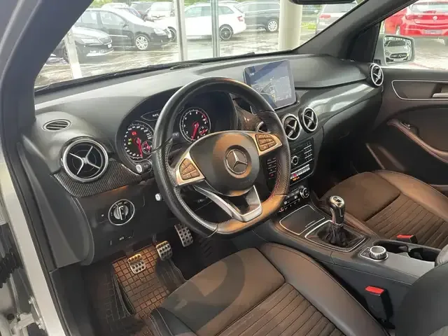 Mercedes-Benz B 180