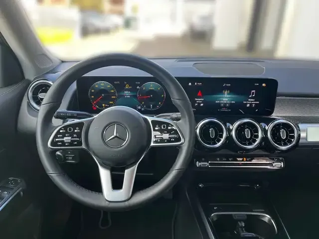 Mercedes-Benz GLB 220