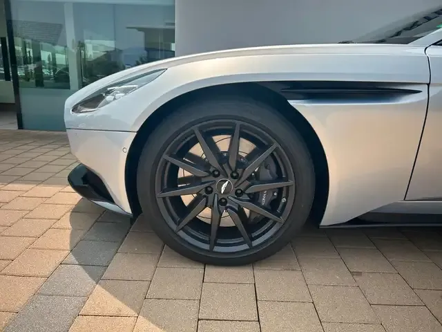 Aston Martin DB11