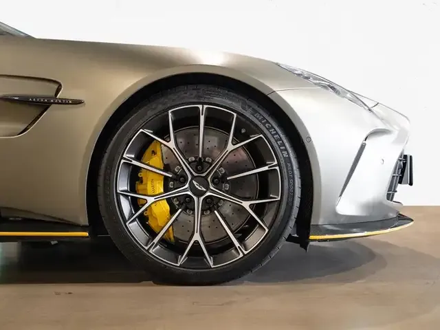 Aston Martin V8