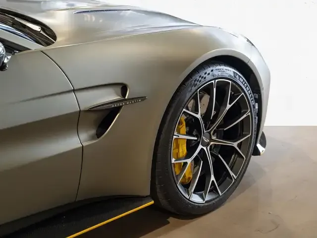 Aston Martin V8