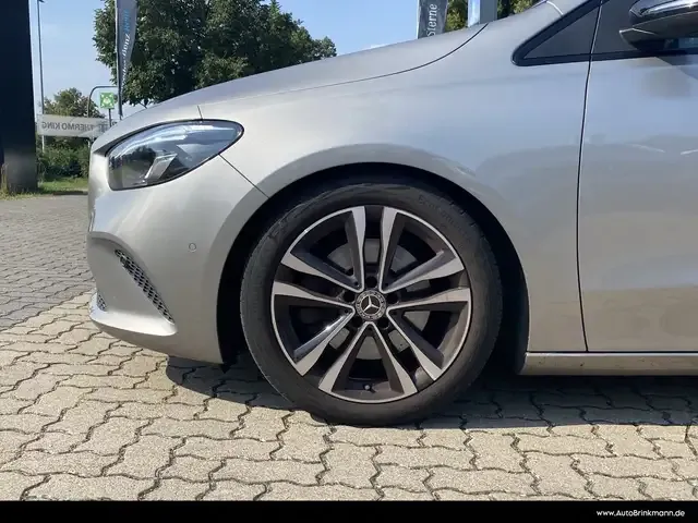 Mercedes-Benz B 220