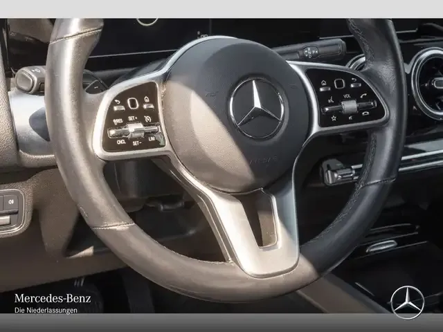 Mercedes-Benz GLB 220