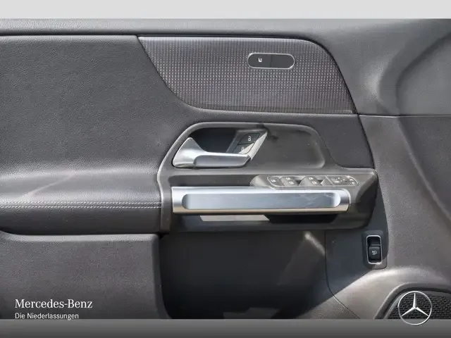 Mercedes-Benz GLB 220