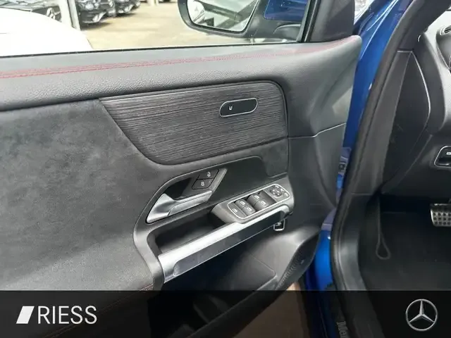 Mercedes-Benz GLB 220
