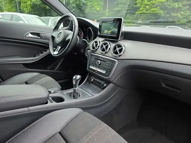 Mercedes-Benz GLA 180