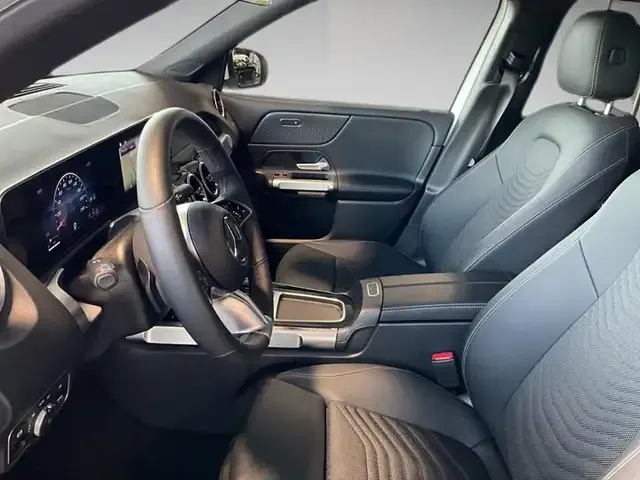 Mercedes-Benz GLB 220