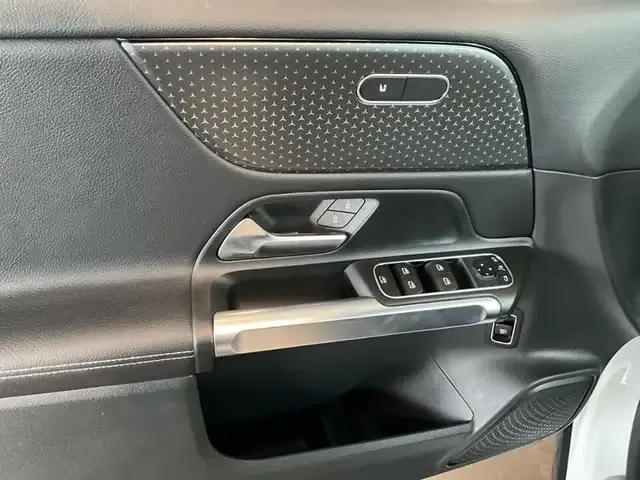 Mercedes-Benz GLB 220