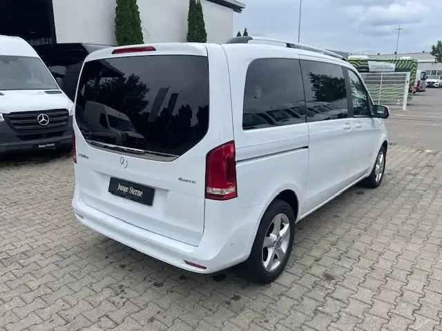Mercedes-Benz V 220