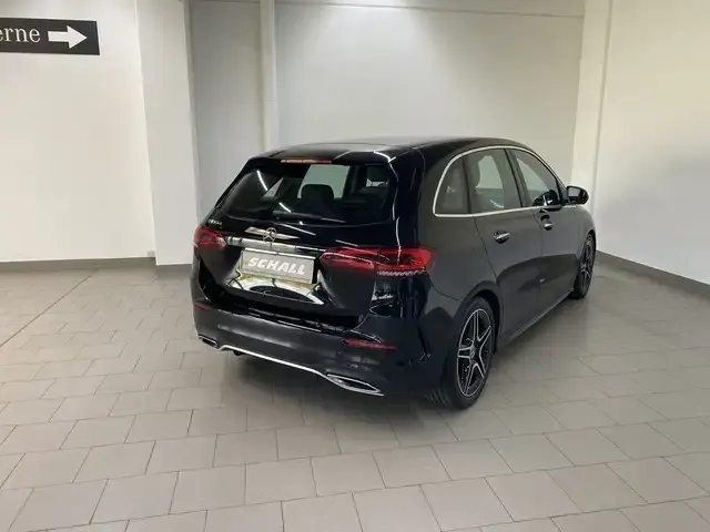 Mercedes-Benz B 180