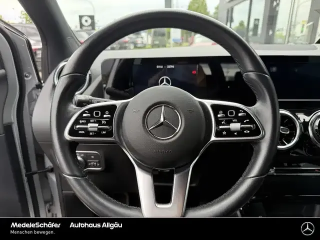 Mercedes-Benz B 180