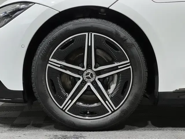 Mercedes-Benz EQE 300