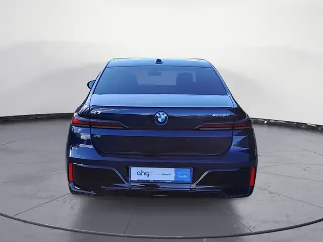 BMW i7