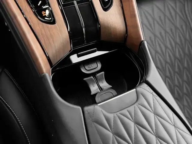 Aston Martin DB12