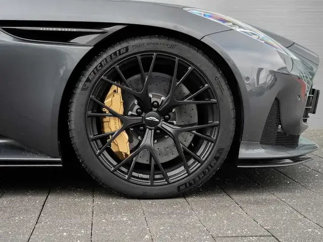 Aston Martin DB12