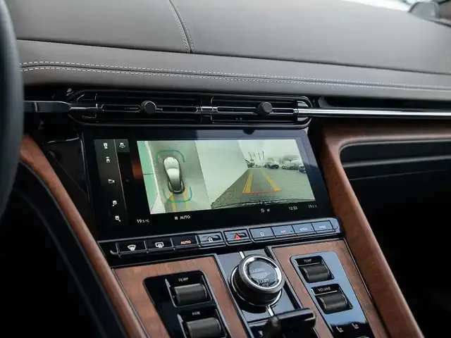 Aston Martin DB12
