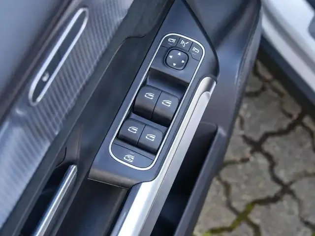 Mercedes-Benz EQB 300