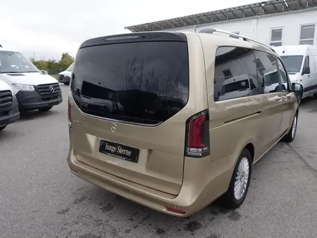 Mercedes-Benz V 220