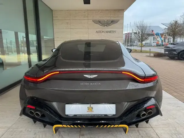 Aston Martin V8