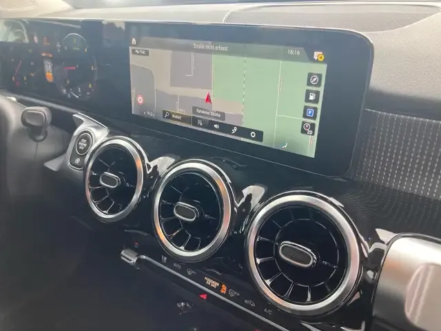 Mercedes-Benz GLB 220