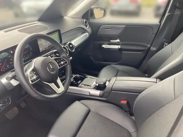 Mercedes-Benz GLB 220