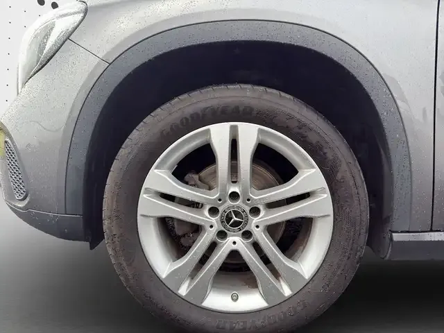 Mercedes-Benz GLA 220