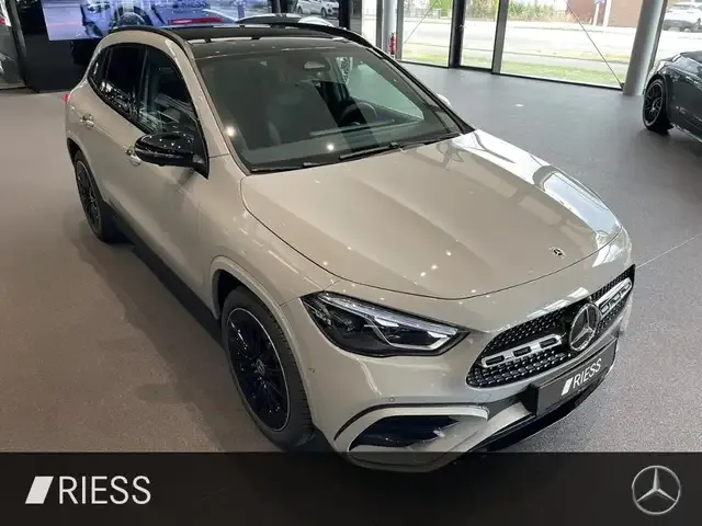 Mercedes-Benz GLA 200
