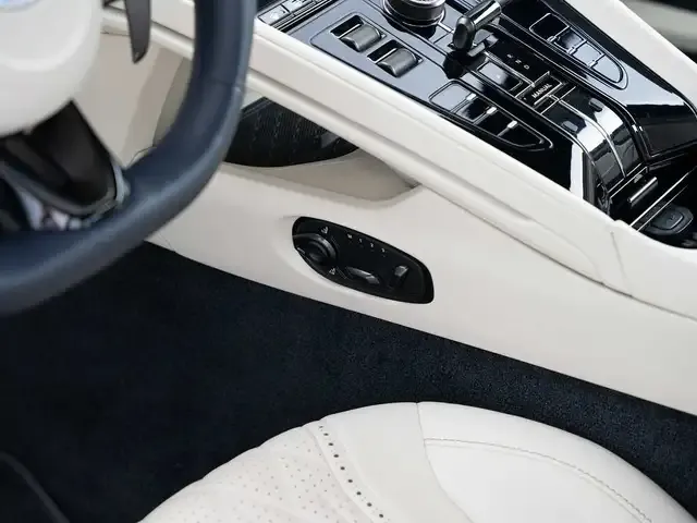 Aston Martin DB12