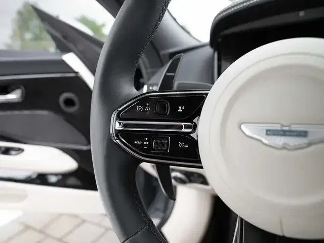 Aston Martin DB12
