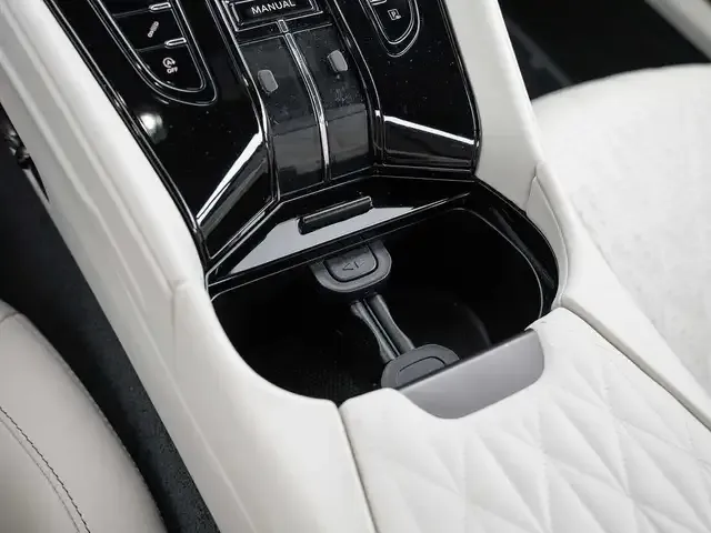 Aston Martin DB12