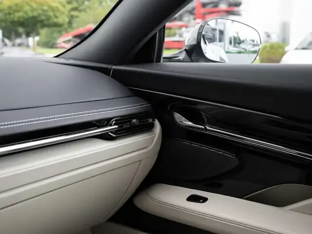Aston Martin DB12