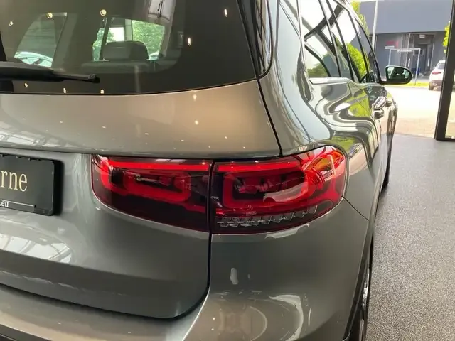 Mercedes-Benz GLB 220