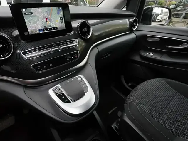 Mercedes-Benz V 220