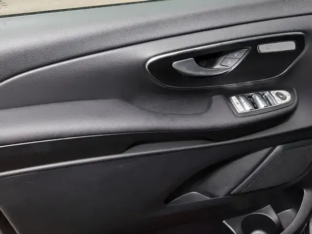 Mercedes-Benz V 220